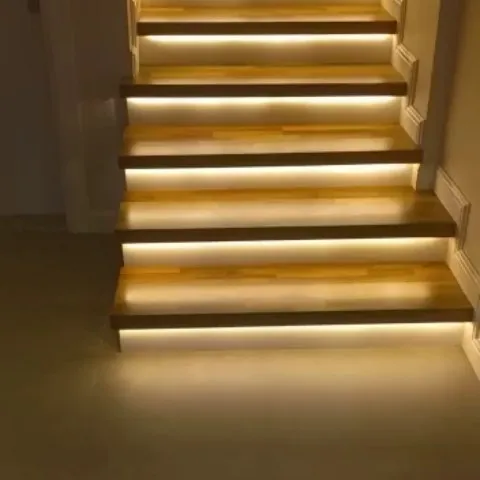 Ahşap merdiven ve LED aydınlatma